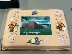 Hvit dame hører med til feiringen.