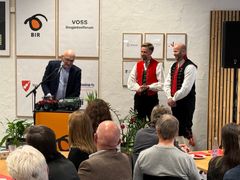 – Dette anlegget markerer et viktig skritt for BIR og ikke minst for oss vossabønder, med en konkret innsats for et mer bærekraftig landbruk. Biogassanlegget gir oss bønder en ny inntektskilde, reduserer kostnader knyttet til gjødselhåndtering og bidrar til å skape en mer robust drift på gårdene. Dette anlegget er også et symbol på samarbeid. BIR, bønder og ikke minst lokalsamfunn og kommunen har sammen funnet løsninger som kan gagne alle. Dette er fremtiden vi ønsker – en fremtid der vi tar vare på ressursene og gir dem nytt liv, sa Lars Istad, styreleder i Voss Biogjødselforum.