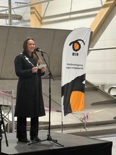 Ordfører i Voss herad Tonje Såkvitne innledet sin tale med å understreke at biogassanlegget er et anlegg som ikke bare er en teknisk installasjon, men et symbol på fremtidsrettet samarbeid, bærekraft og innovasjon.