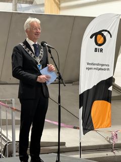 – I Grøn Region Vestland ønsker vi å skape nettverk sammen. Og for oss i fylket er vi glade for å se hva vi har fått til når folk og krefter jobber sammen. Her ser vi at ulike næringer leverer inn, og man kan ta ut igjen – da har man en sirkulær økonomi. Vi ser på dette anlegget som langt mer enn et bygg. Dette er en nøkkel inn i fremtiden, med utslippskutt og lokal verdiskaping, og enda tettere og fruktbart samarbeid mellom næringer i årene som kommer. Jeg håper at når dere i fjerde klasse er ferdig utdannet, kan si at det dere var med på her, er noe som dere drar nytte av resten av livet. Dere skal leve lengst med det valget som vi gjør her i dag – og vi håper dere vil tenke at dette var riktig gjort – både i dag og når dere er voksne, sa fylkesordfører Jon Askeland i sin tale.