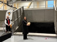 Ordfører i Voss herad Tonje Såkvitne klar for å kaste første pose med matavfall inn i mottakslommen i biogassanlegget.