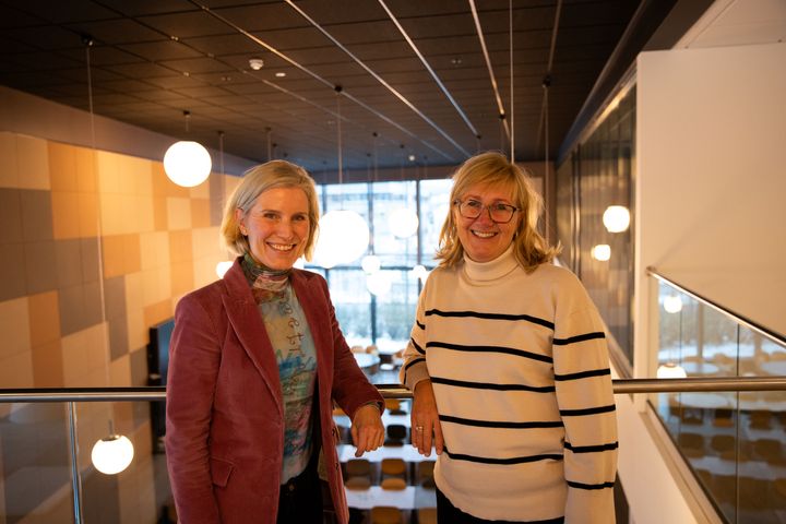 Birgit Farstad Larsen, administrerende direktør i COWI, og Stine Undrum, divisjonsdirektør for transport og byutvikling i COWI.