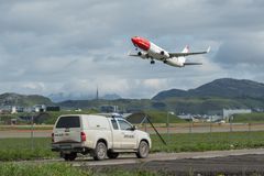 Anleggsarbeidene foregår nå stadig tettere på den eksisterende lufthavna. Det gir arbeiderne riktig fin utsikt til flyavganger og -ankomster, for å si det mildt.