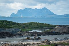 I juni startet arbeidet med forsterkningslaget på den delen av rullebanen som er ferdig planert. Fugløya troner majestetisk i sør.