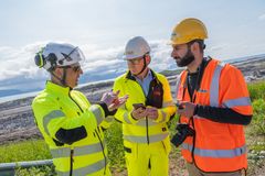 Avinor fikk nylig besøk av det engelske fagtidsskriftet New Civil Engineer (NCE) og redaktør Sotiris Kanaris (t.h.). Her i samtale med (f.v.) Jesper Asferg, som er ansvarlig for infrastruktur i COWI og Arve Krogseth, som er prosjektansvarlig for utbyggingen i Bodø hos COWI Norge.