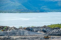 Grusproduksjonen er i gang igjen sør på området. Radiostasjonen på Seines på Straumøya vises godt på andre siden av Saltfjorden.