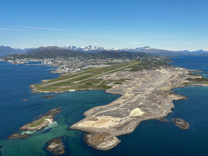 Oversikt over hele flyplassområdet. I bakgrunnen skimter man Bodø by.