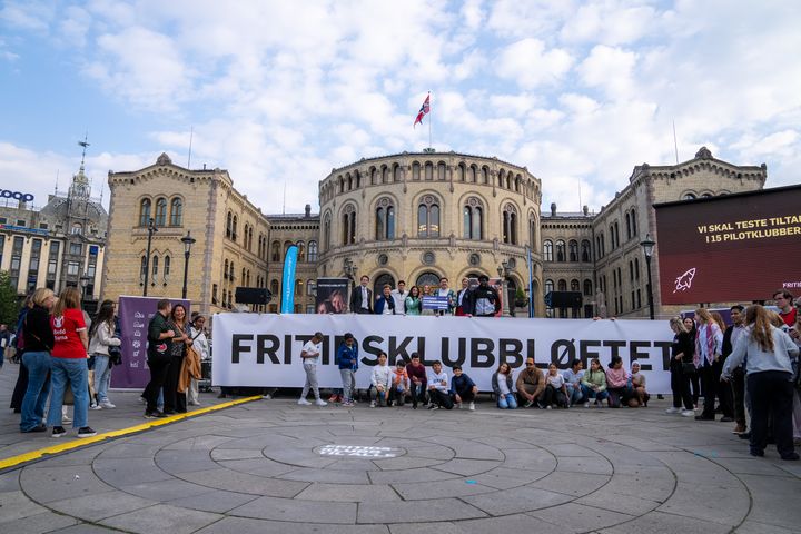 Tildelingen på 270 millioner til Fritidsklubbløftet ble markert foran Stortinget med ungdommer fra flere fritidsklubber tilstede.