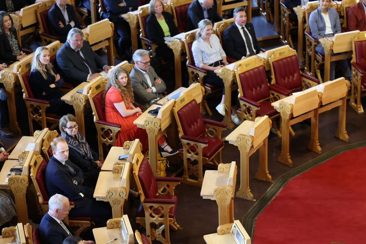 Hans Andreas Limi (FrP) fra Akershus (midt i bildet) ble trukket ut til å være den første som voterte ved navnopprop. Tuva Moflag (A) (i rødt t.v. for Limi) var siste representant til å votere. Samtlige 169 representanter var til stede. med 147 mot 22 stemmer vedtok de at rettighetene til det samiske folket er gitt dem som urfolk. Foto: Gunnar Syverud/Stortinget