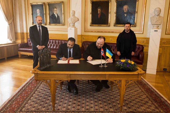 − Med denne avtalen uttrykker vi sterk solidaritet med ukrainernes heltemodige frihetskamp og det ukrainske folkets suverenitet, sier stortingspresident Masud Gharahkhani som signerte avtalen med Ukrainas parlamentsformann Ruslan Stefantsjuk.