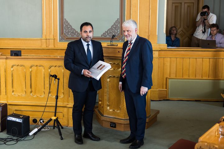 Stortingspresident Masud Gharahkhani fikk i dag overrakt rapporten fra lederen av Sannhets- og forsoningskommisjonen. Foto: Stortinget/Peter Mydske