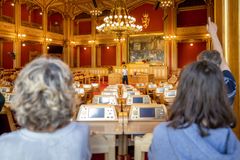 Under omvisningene på Stortinget kan de besøkende blant annet oppleve stortingssalen. Foto: Stortinget