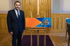 Stortingspresident Masud Gharahkhani med kunstverket som blir gitt i gave til Prins Sverre Magnus.