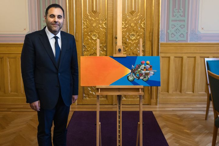 – Dette er et verk fra en anerkjent kunstner som også representerer det mangfoldige Norge, sier stortingspresident Masud Gharahkhani om gaven til Prins Sverre Magnus. Verket heter «Familie».