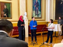 Stortingsrepresentanene Marian Hussein (SV), Heidi Nordby Lunde (H) og presselosjens leder Marie Melgård i samtale fremfor portrettet av Anna Rogstad i Eidsvollsgalleriet.