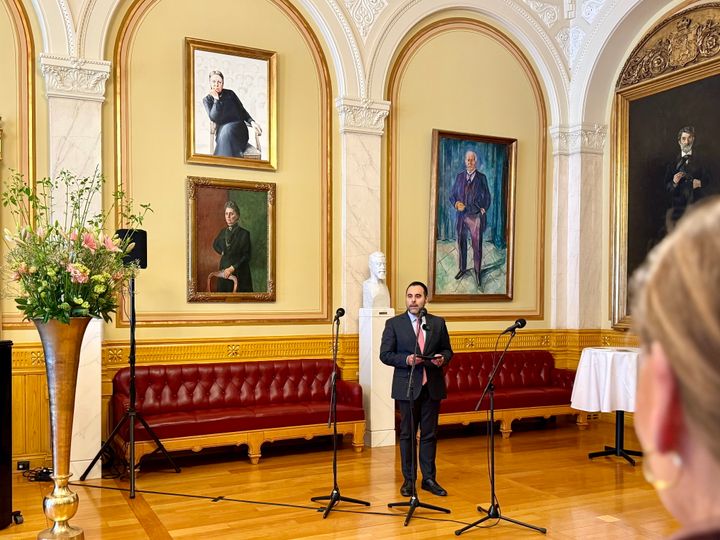 Stortingspresident Masud Gharahkhani taler fremfor portrettene av Karen Platou og Anna Rogstad i Eidsvollsgalleriet.