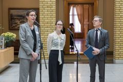 Tage Pettersen (t.h.) i samtale med Bianca Boege fra Avistegnernes hus og tegneren May Linn Clement, som jobber i avisa Dag og tid.