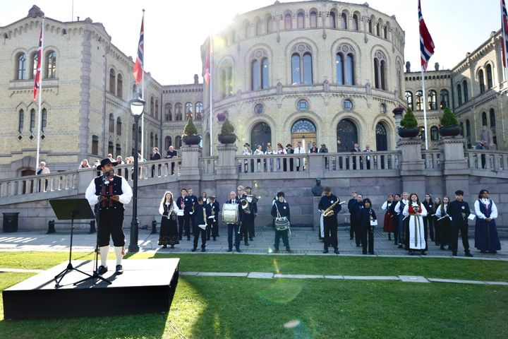 Stortingspresident Masud Gharahkhani holdt tale på Eidsvolls plass kl. 09. Bryn skolekorps, elever ved Vålerenga skole og Kvindelige Studenters Sangforening bidro med musikk og sang.