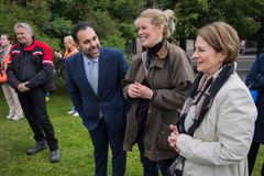 Skulpturen av Anna Rogstad ankom Eidsvolls plass fredag 6. juni 2025. Stortingspresident Masud Gharahkhani, billedhugger og kunstner Christine Aspelund juryleder og daværende stortingspresident Tone Wilhelmsen Trøen følger med. Onsdag 11. juni 2025 kl. 12 skal skulpturen avdukes offisielt.Peter Mydske/Stortinget Bildet kan brukes fritt mot kredietering.