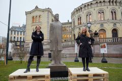 I 2020 ble det besluttet av presidentskapet den gang, at det skulle utarbeides en skulptur av Anna Rogstad. som skulle plasseres på Eidsvolls plass. Da var Tone Wilhelmsen Trøen juryleder og daværende stortingspresident, og Eva Kristin Hansen jurymedlem og daværende første visepresident. Dette bildet er tatt like etter at juryens beslutning var tatt, desember 2020.