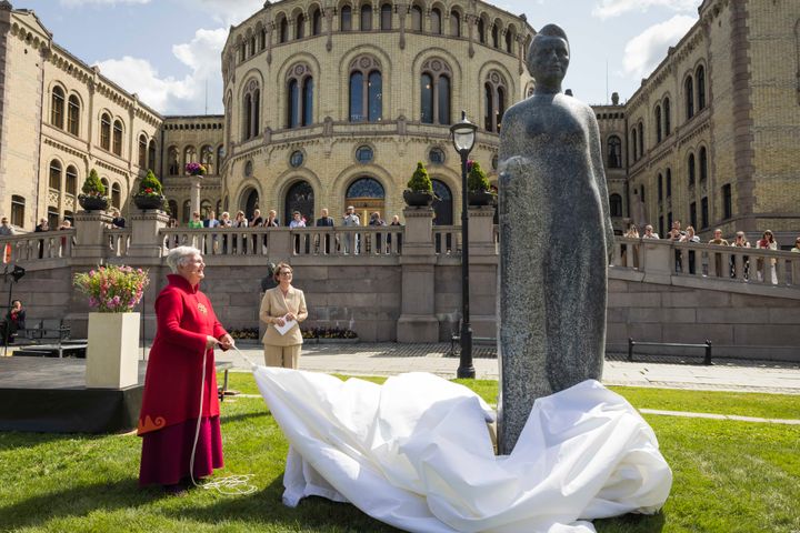 Første kvinnelige stortingspresident Kirsti Kolle Grøndahl sto for avdukingen av skulpturen av Anna Rogstad, den første kvinnen på Stortinget. Ved siden av henne står Tone Wilhelmsen Trøen, juryleder og stortingspresident da det ble bestemt at det skulle lages en skulptur av Anna Rogstad.