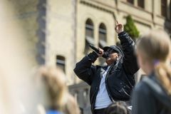 Artisten Musti sang låta Gro Harlem Brundtland – jeg er next under avdukingsarrangementet.