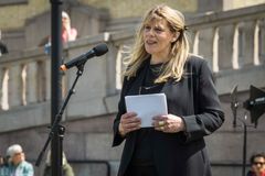 Billedhugger Christine Aspelund er kunsteren bak skulpturen av Anna Rogstad, som nå står på Eidsvolls plass.
