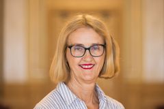 Kari Henriksen ser inn i kamera.
