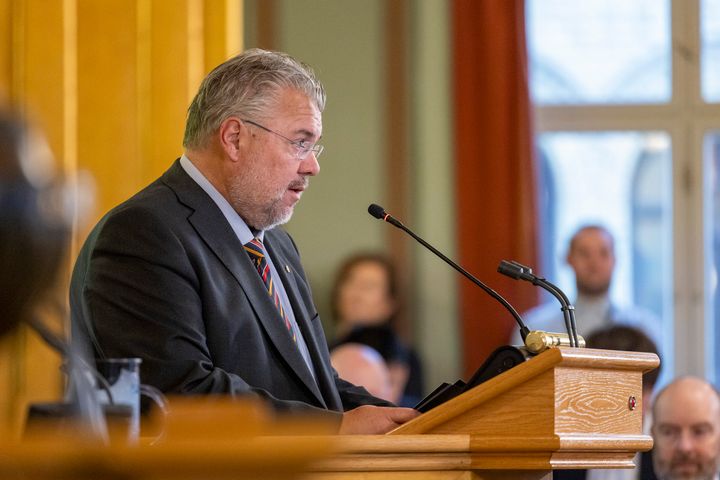 Morten Wold på talerstolen i lagtingssalen på Stortinget.