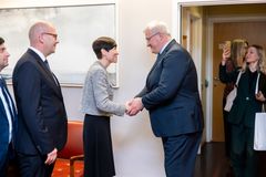 Ukrainas utenriksminister Andrij Sybiha hilser på lederen for utenriks- og forsvarskomiteen, Ine Eriksen Søreide, i forbindelse med et besøk på Stortinget 23. oktober.