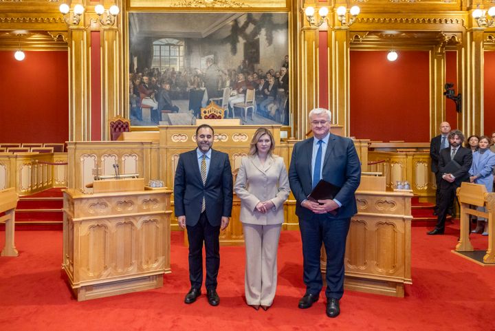 Ukrainas førstedame, Olena Zelenska og Ukrainas utenriksminister Andrij Sybiha (t.h.) i stortingssalen sammen med stortingspresident Masud Gharahkhani i forbindelse med besøket til Stortinget 23. oktober.