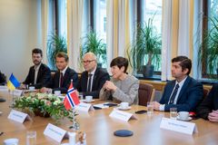 Medlemmer fra utenriks- og forsvarskomiteen reiser til Brussel torsdag 29. januar. Dette bildet er fra et tidligere møte på Stortinget. Fra venstre: Bjørnar Moxnes (R), Peter Frølich (H), Nils-Ole Foshaug (A), Ine Eriksen Søreide (H) og Himanshu Gulati (FrP).