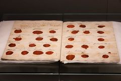 Grunnloven som ble vedtatt av Riksforsamlingen på Eidsvoll 17. mai 1814. Den gang inneholdt den 110 paragrafer, i dag er det 121 paragrafer i Grunnloven.