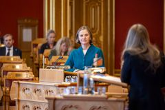 Kjersti Toppe (Sp) leder helse- og omsorgskomiteen, som besøker Helse Sør-Øst denne uken. Her fra en debatt i stortingssalen.