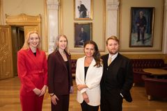 Stortingsrepresentantene Solveig Vik (A), Kristine Løfshus Solli (A), Jorunn Gleditsch Lossius (KrF) og Haagen Poppe (H) er fotografert i Eidsvollsgalleriet foran portrettene av de kvinnelige pionérene på Stortinget, Anna Rogstad og Karen Platou.