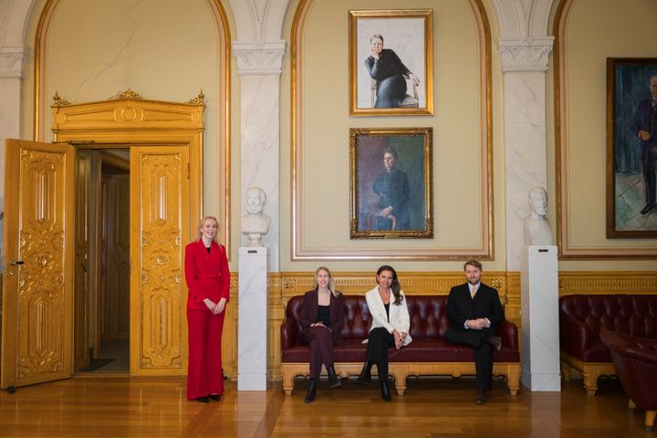 Stortingsrepresentantene Solveig Vik (A), Kristine Løfshus Solli (A), Jorunn Gleditsch Lossius (KrF) og Haagen Poppe (H) er fotografert i Eidsvollsgalleriet foran portrettene av de kvinnelige pionérene på Stortinget, Anna Rogstad og Karen Platou.
