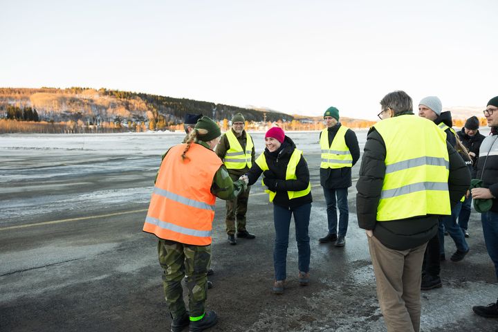 – En sentral del av å være med i NATO er at allierte kan operere sammen. Det må vi øve og trene på sammen, sier leder Ine Eriksen Søreide (H) i utenriks- og forsvarskomiteen. Dette bildet er fra 2024 da utenriks- og forsvarskomiteen besøkte øvelsen Nordic Response.
