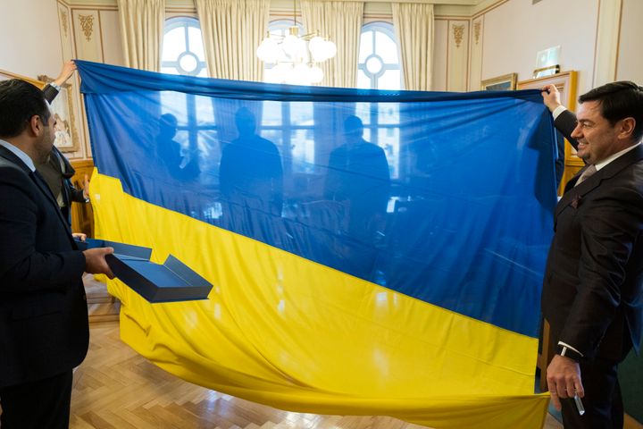 Direktør for det ukrainske parlamentet, Viacheslav Shtuchnyi overleverte et ukrainsk flagg til stortingspresident Masud Gharahkhani på Stortinget høsten 2025.