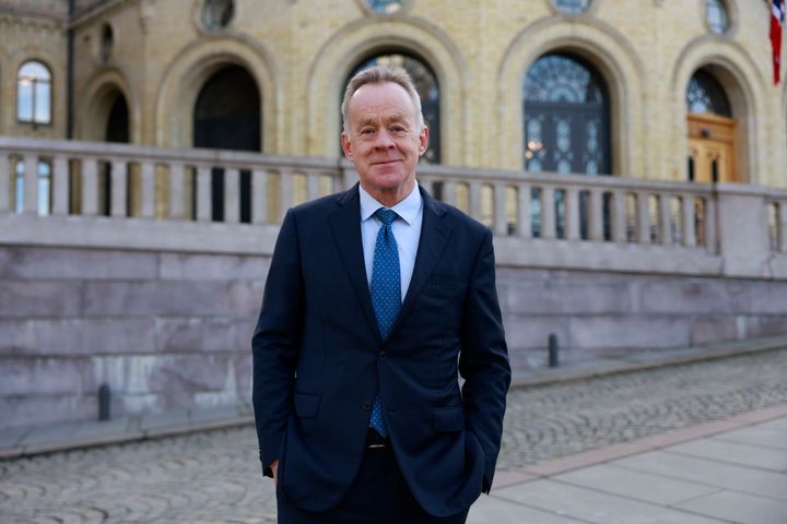 Amund Djuve avbildet utenfor Stortinget