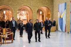 Stortingspresident Masud Gharahkhani og den ukrainske presidenten Volodymyr Zelenskyj går gjennom vandrehallen på Stortinget.