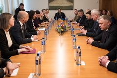 Den ukrainske presidenten Volodymyr Zelenskyj i møte med de parlamentariske lederne på Stortinget.