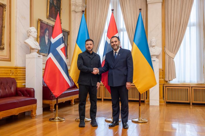 Stortingspresidemt Masud Gharahkhani og Ukrainas president Volodymyr Zelenskyj i Eidsvollsgalleriet.