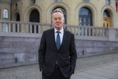Bilde av Amund Djuve utenfor Stortinget.
