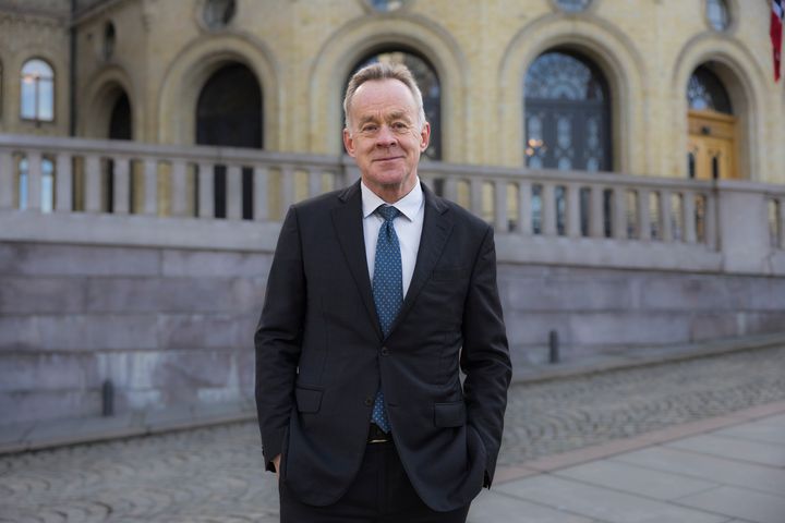 Bilde av Amund Djuve utenfor Stortinget.