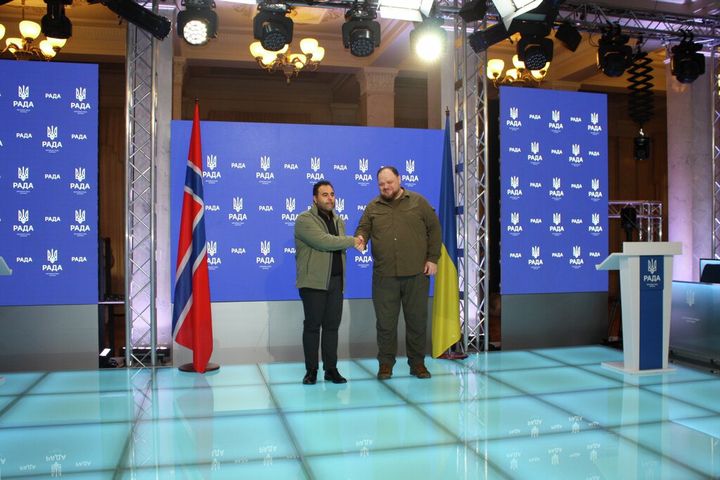 Stortingspresident Masud Gharahkhani skal på NB8-møte på Island denne uken. Her skal han blant annet møte den ukrainske parlamentspresidenten Ruslan Stefansjuk. Her er begge på en pressekonferanse i Kyiv i 2022.