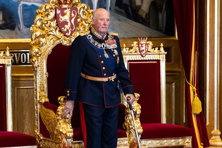Kong Harald V ved podiet i stortingssalen under den høytidelige åpningen av det 166. storting, 11. oktober 2021.