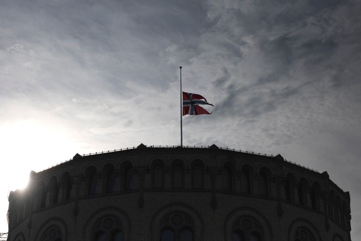 Flagget vaier på halv stang over stortingsbygningen.