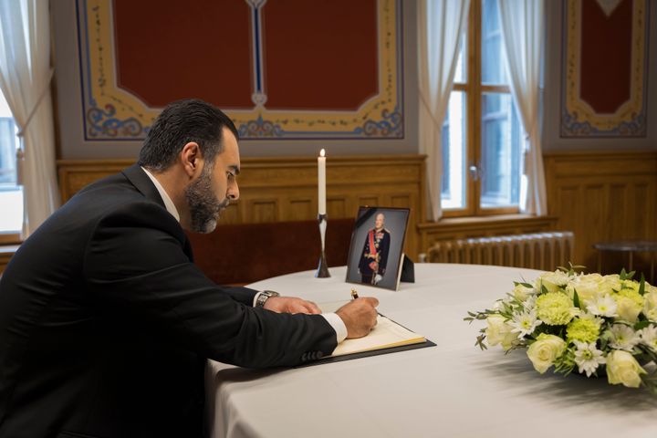 Stortingspresident Masud Gharahkhani signerer Stortingets kondolanseprotokoll for Kong Harald V.