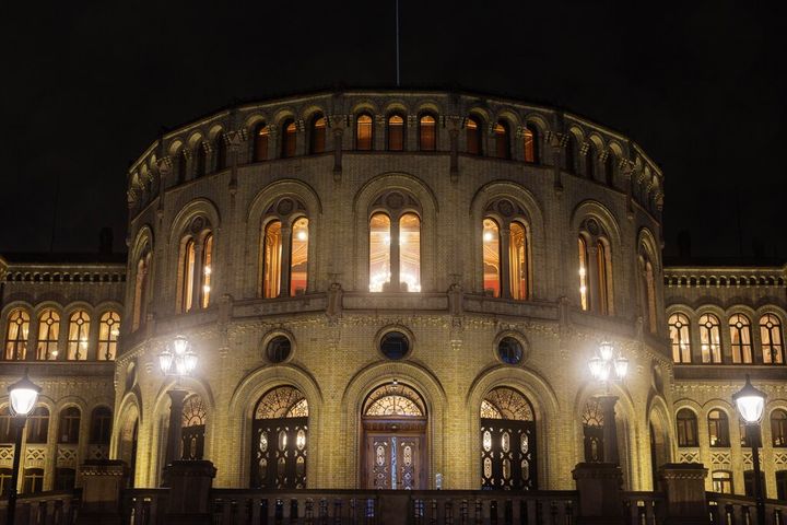 Hans Majestet Kong Haakon VIII vil avlegge ed i henhold til Grunnloven i Stortinget tirsdag 1. september kl. 13.00.
