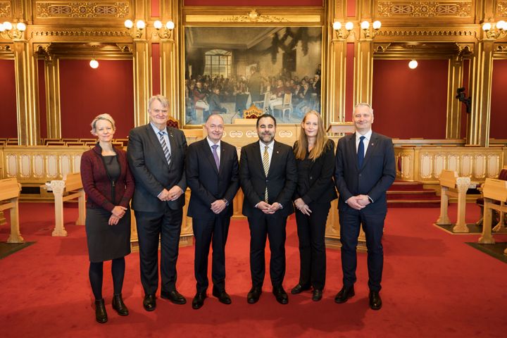 Stortingets presidentskap. f.v. femte visepresident Ingrid Fiskaa (SV), tredje visepresident Ove Trellevik (H), første visepresident Morten Stordalen (FrP), stortingspresident Masud Gharahkhani (A), andre visepresident Lise Selnes (A) og fjerde visepresident Alf Erik Andersen (FrP).